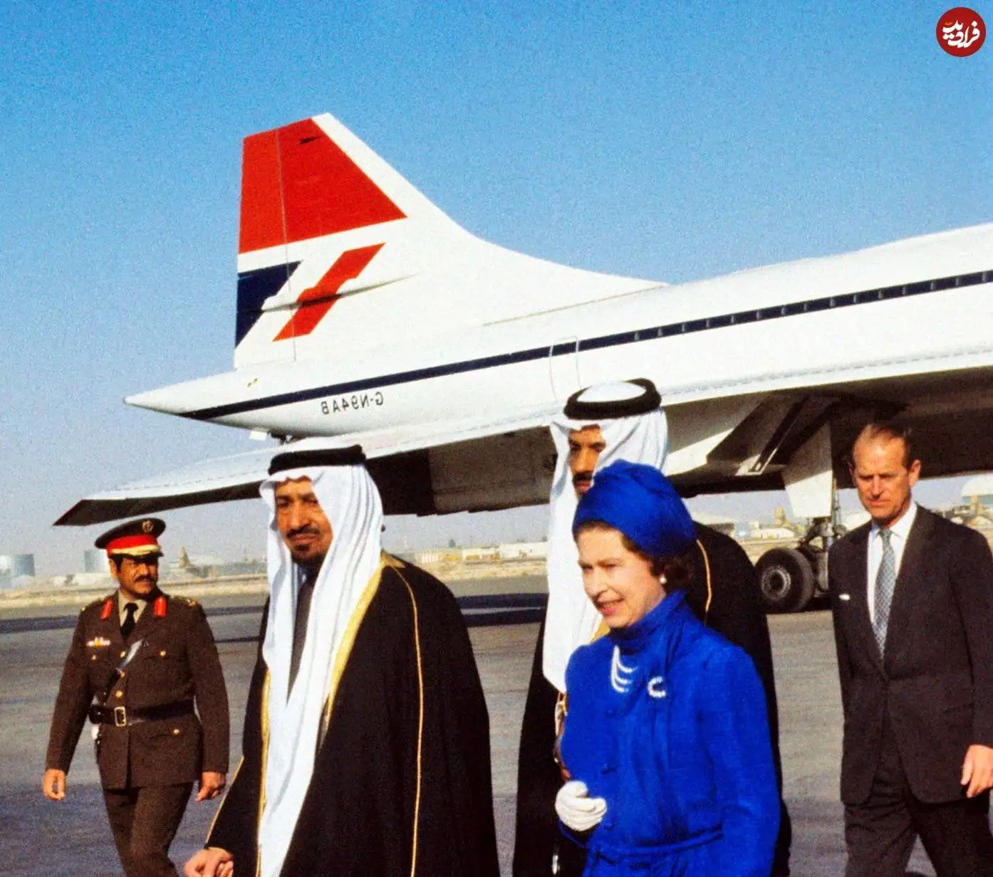 عکس؛ سفر در زمان؛ استقبال «پادشاه چهارم عربستان از ملکه الیزابت در فرودگاه»؛ سال 57