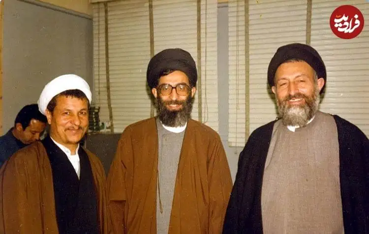 عکس؛ سفر در زمان؛ «شهید بهشتی، هاشمی رفسنجانی و رهبر انقلاب در دفتر حزب جمهوری اسلامی»؛ سال 59