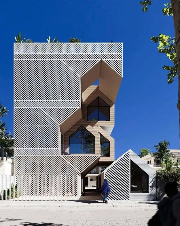 تصاویر؛ معماری فوق خلاقانه در چابهار؛ این ساختمان حس خوب محاسبات هندسی را انتقال می دهد!