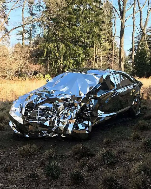 تصاویر؛ مرسدس بنز آینه ای؛ تلاقی شکوه و ویرانی در 12 هزار قطعه