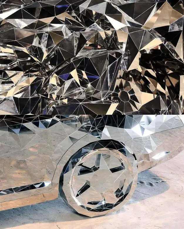 تصاویر؛ مرسدس بنز آینه ای؛ تلاقی شکوه و ویرانی در 12 هزار قطعه