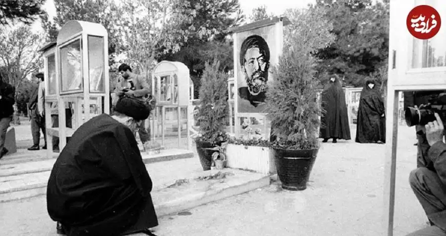 عکس؛ سفر در زمان؛ «رهبر انقلاب بر سر مزار شهید بهشتی»؛ سال 1365