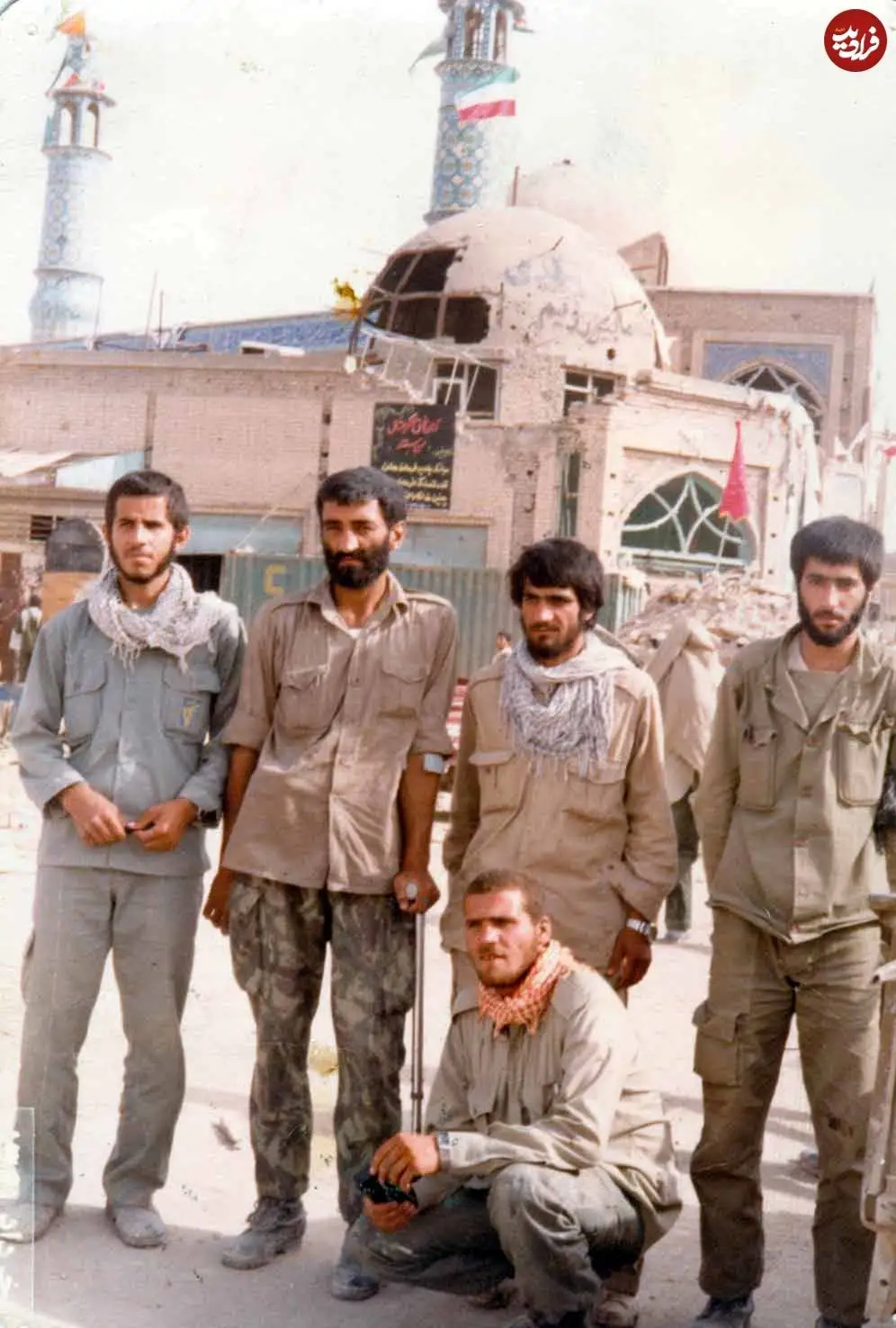 عکس؛ سفر در زمان؛ «احمد متوسلیان» با همرزمان اش در مقابل مسجد خرمشهر؛ سال 61