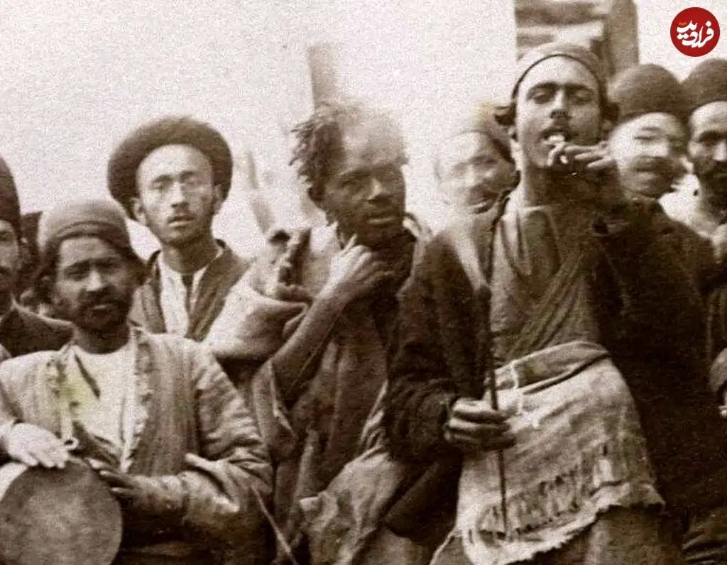 تصاویر؛ سفر به عصر قاجار؛ از «ژست عاشقانۀ نوۀ ناصرالدین شاه» تا «درویش آفریقایی در تهران»