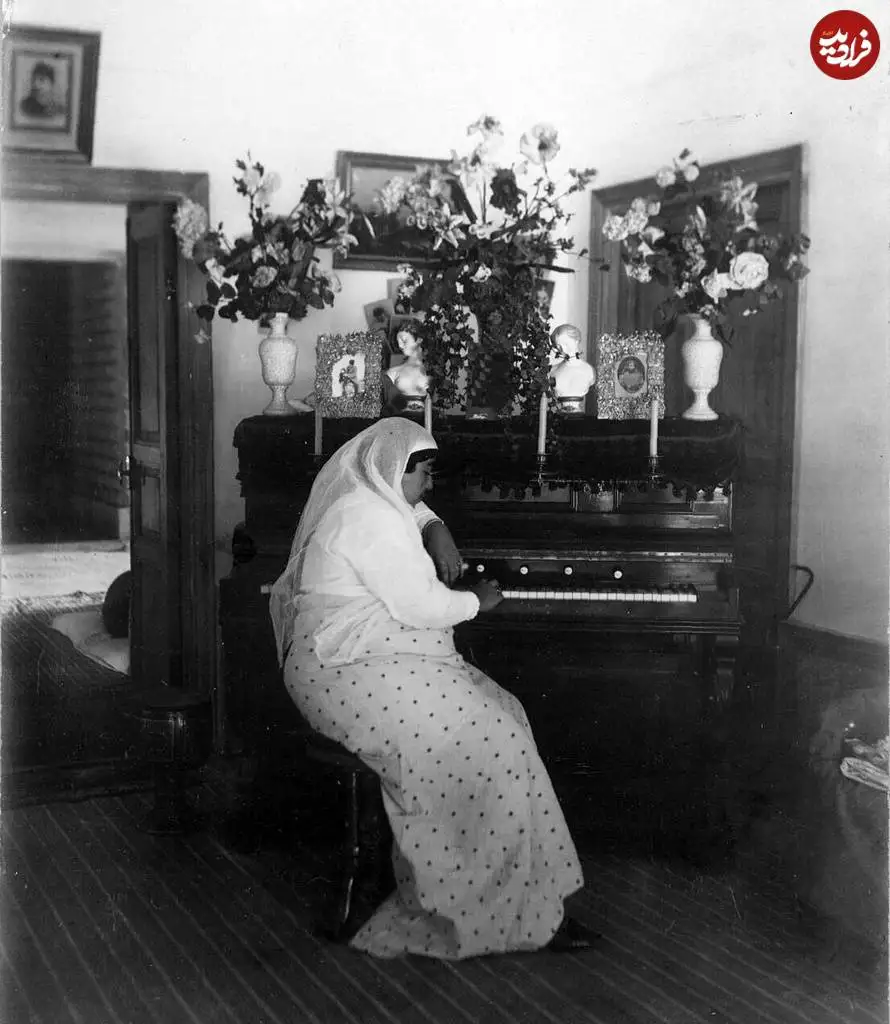 عکس؛ سفر به تاریخ؛ ژست «فخرالتاج، نوۀ ناصرالدین شاه» در کنار پیانو