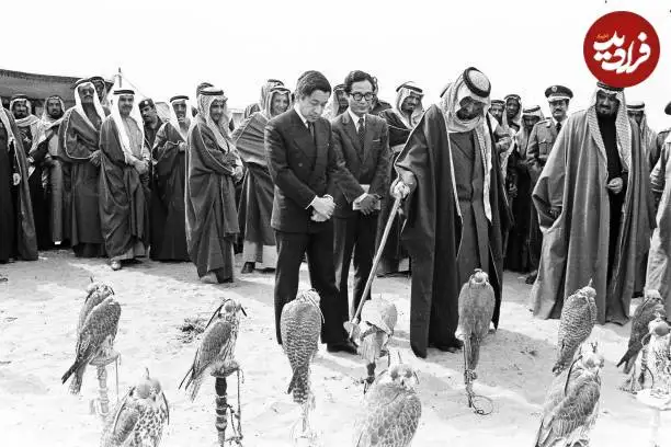 عکس؛ سفر در زمان؛ «پادشاه عربستان در حال نشان دادن شاهین هایش به امپراتور ژاپن»؛ سال 1359