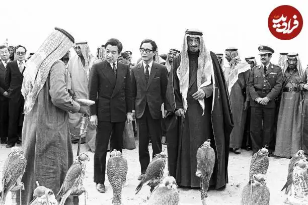 عکس؛ سفر در زمان؛ «پادشاه عربستان در حال نشان دادن شاهین هایش به امپراتور ژاپن»؛ سال 1359