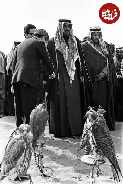 عکس؛ سفر در زمان؛ «پادشاه عربستان در حال نشان دادن شاهین هایش به امپراتور ژاپن»؛ سال 1359
