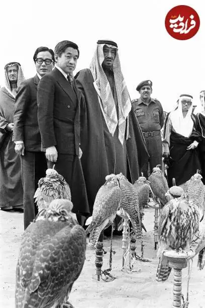 عکس؛ سفر در زمان؛ «پادشاه عربستان در حال نشان دادن شاهین هایش به امپراتور ژاپن»؛ سال 1359