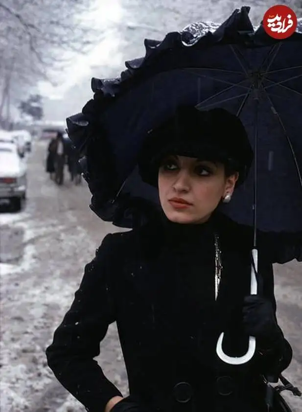 عکس؛ سفر در زمان؛ «یک بانوی تهرانی در هوای برفی پایتخت»؛ سال 1355