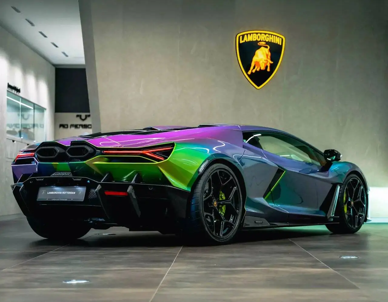 تصاویر؛ با پول رنگ این ماشین می شود خانه خرید؛ این لامبورگینی رنگ عوض می کند