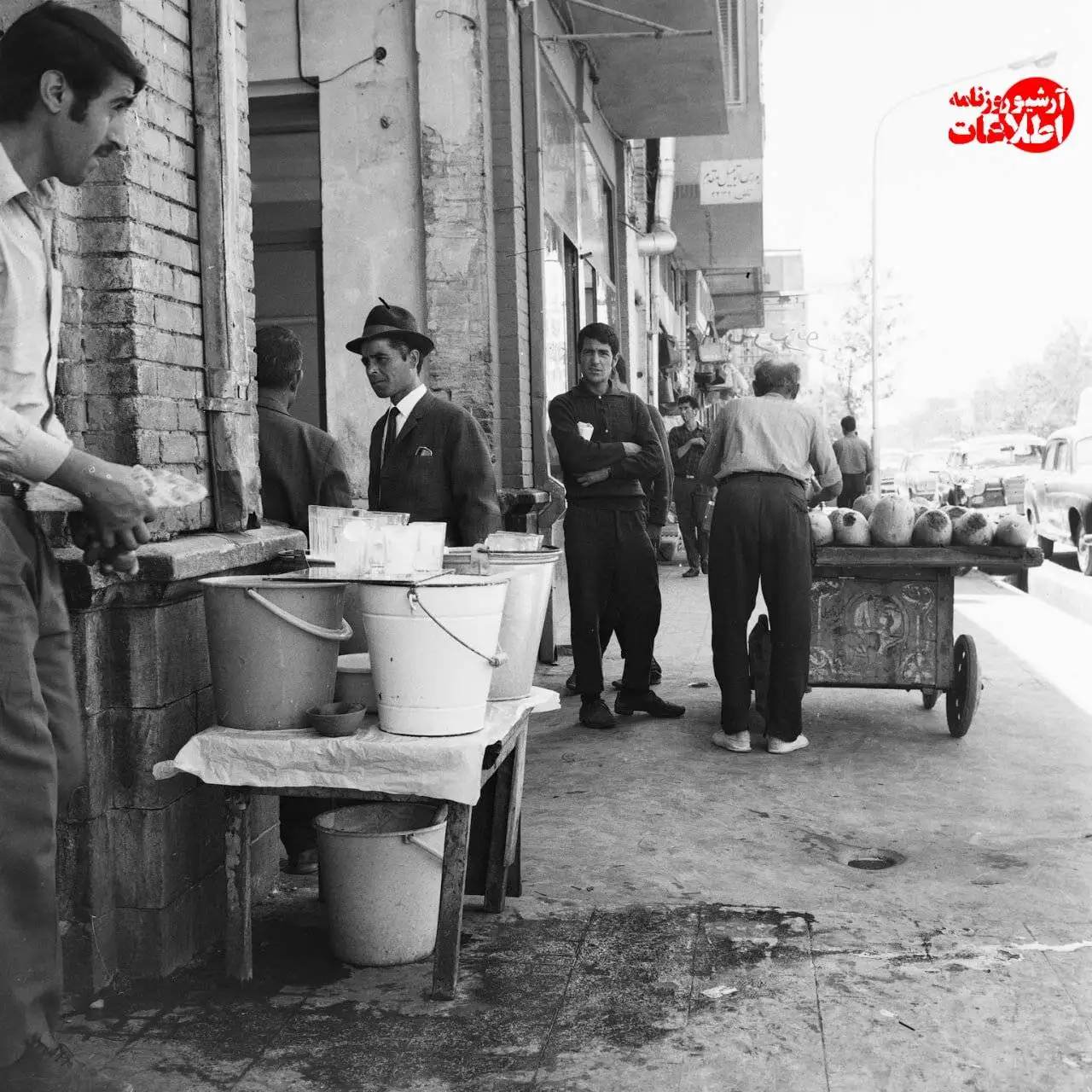 تصاویر؛ سفر به تهران قدیم؛  عکس های دیدنی از فروش آب زرشک، دوغ و شربت در تهران 1348