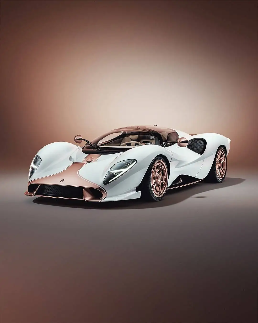 تصاویر؛ این دیگر ماشین نیست، گالری هنری است؛ د تومازو پی72 با ظاهری افسونگر از راه رسید