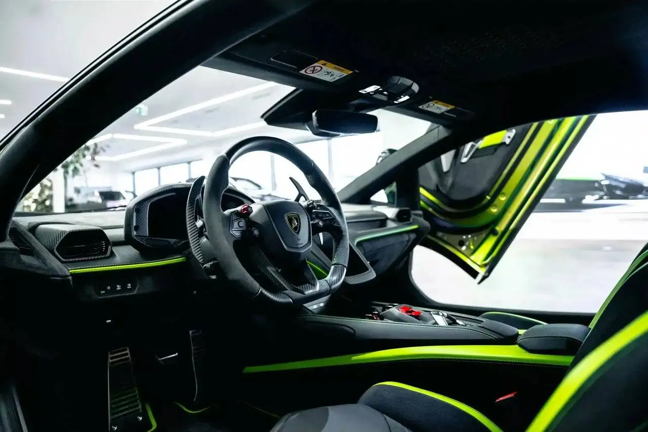 تصاویر؛ با پول رنگ این ماشین می شود خانه خرید؛ این لامبورگینی رنگ عوض می کند