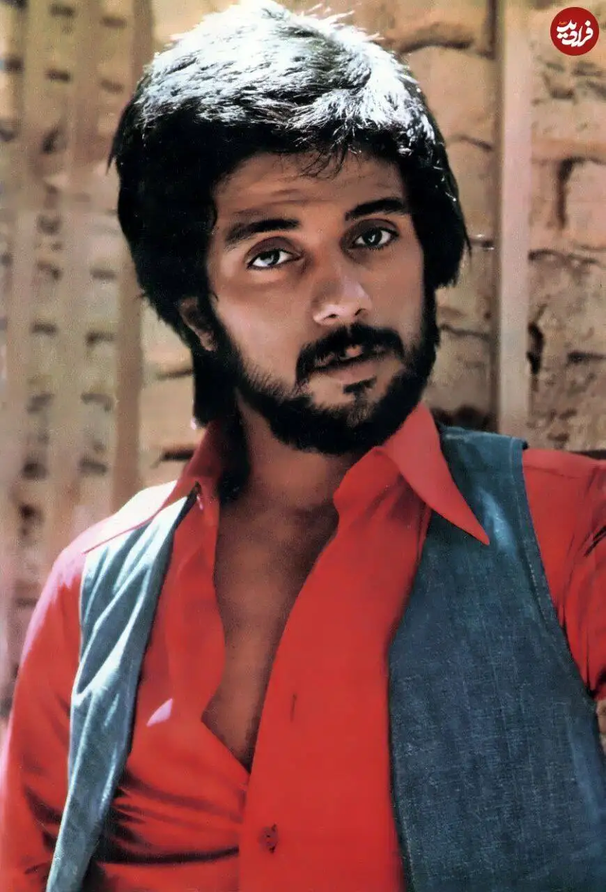 عکس؛ سفر در زمان؛ «داریوش اقبالی» با پیراهن قرمز و جلیقه در دهه 50