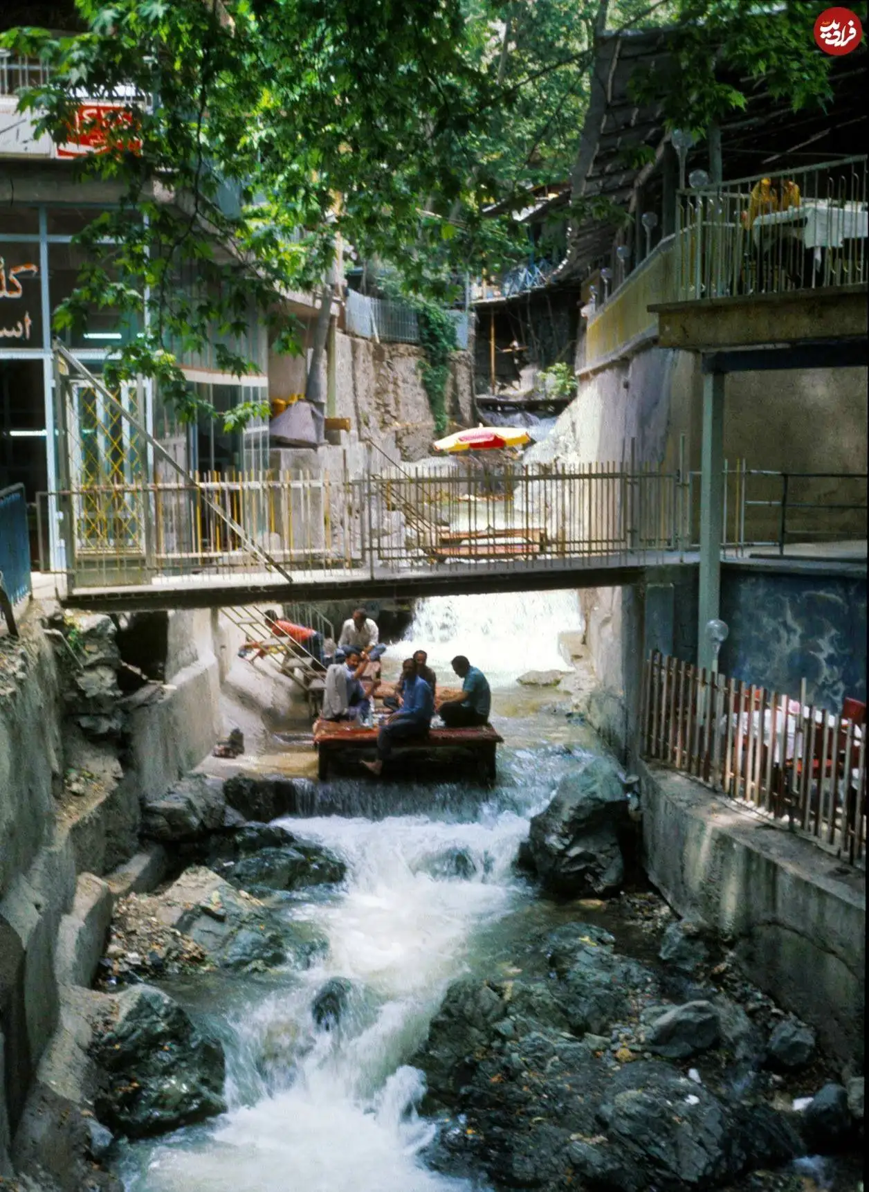 عکس؛ سفر در زمان؛ نمایی از یک «رستوران رودخانه دربند تهران»؛ سال 1355