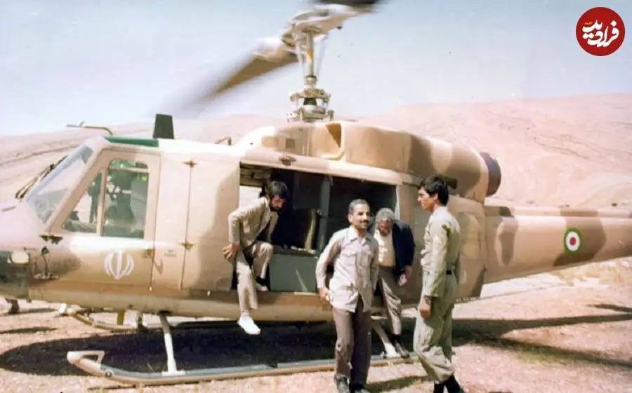 عکس؛ سفر در زمان؛ «شهید رجایی در حال پیاده شدن از بالگرد در کردستان»؛ سال 59