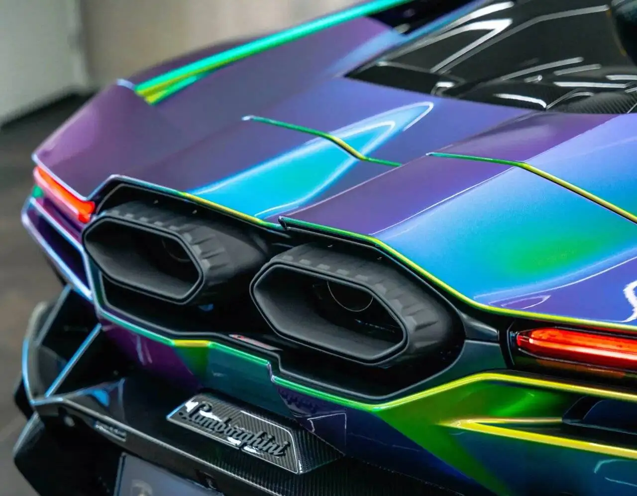 تصاویر؛ با پول رنگ این ماشین می شود خانه خرید؛ این لامبورگینی رنگ عوض می کند