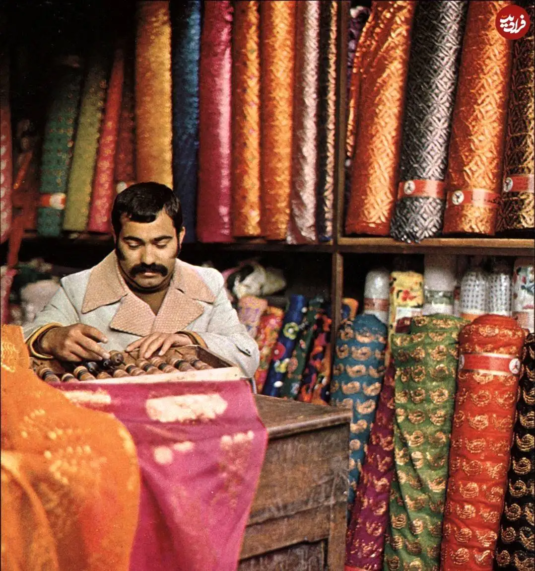 عکس؛ سفر در زمان؛ تیپ و چهره «مرد پارچه فروش در کرمانشاه»؛ دهه 50