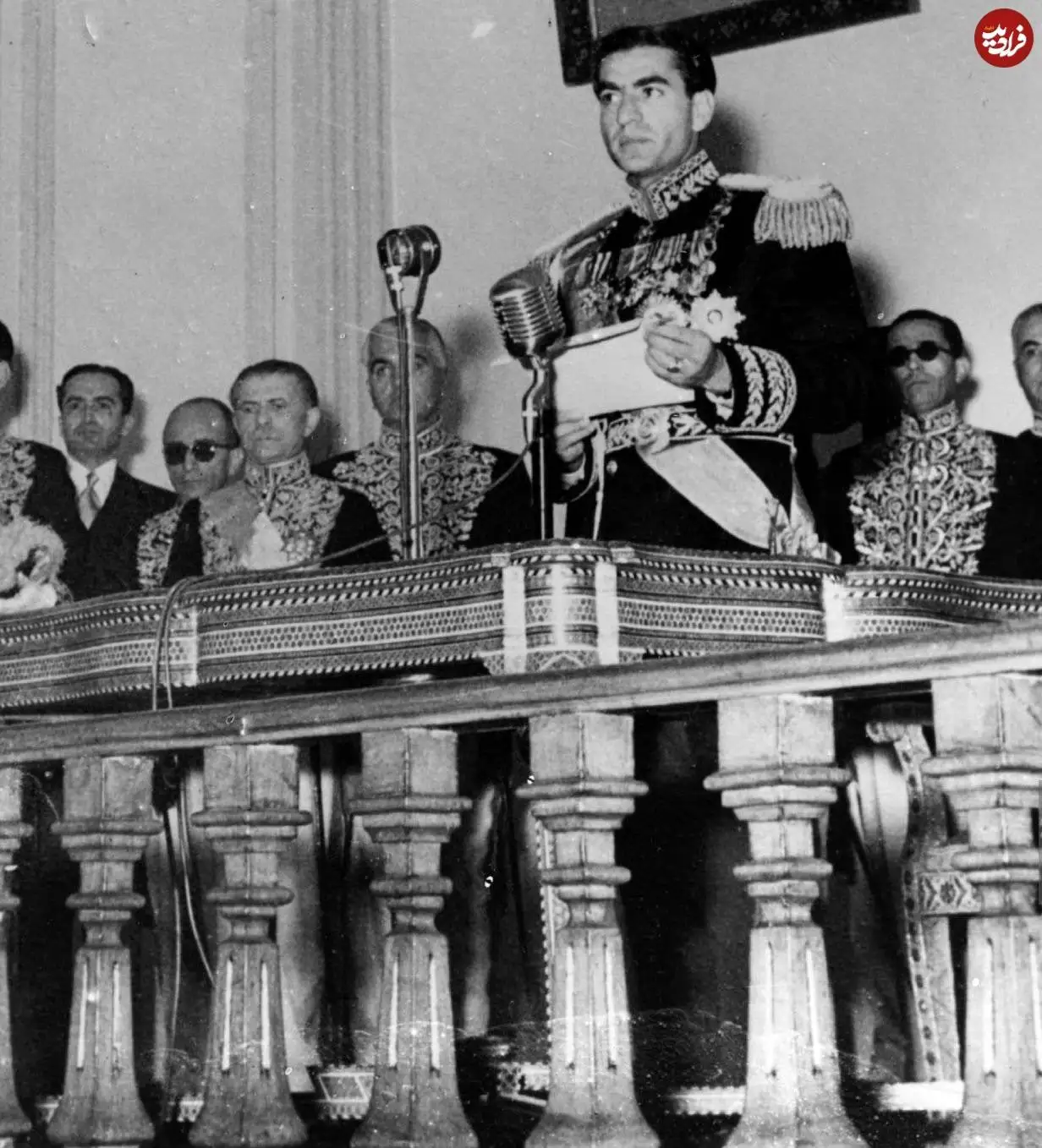 عکس؛ سفر در زمان؛ «محمدرضا پهلوی در حال خواندن بیانیه در مجلس سنا»؛ سال 1331