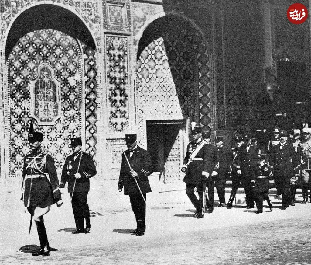 عکس؛ سفر در زمان؛ «رضاخان در روز اول سلطنت اش در کاخ گلستان»؛ سال 1305