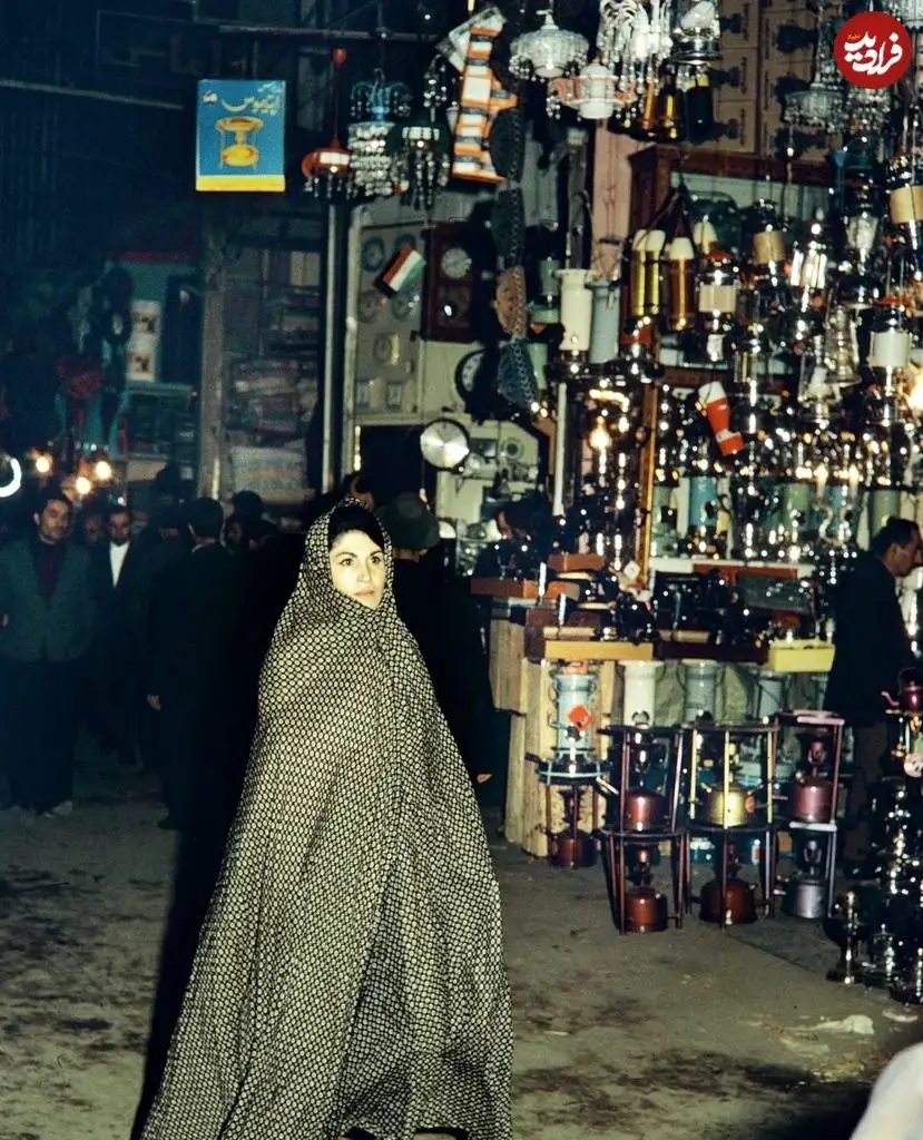 عکس؛ سفر در تاریخ؛ «یک بانوی تهرانی در حال عبور از بازار بزرگ»؛ سال 48