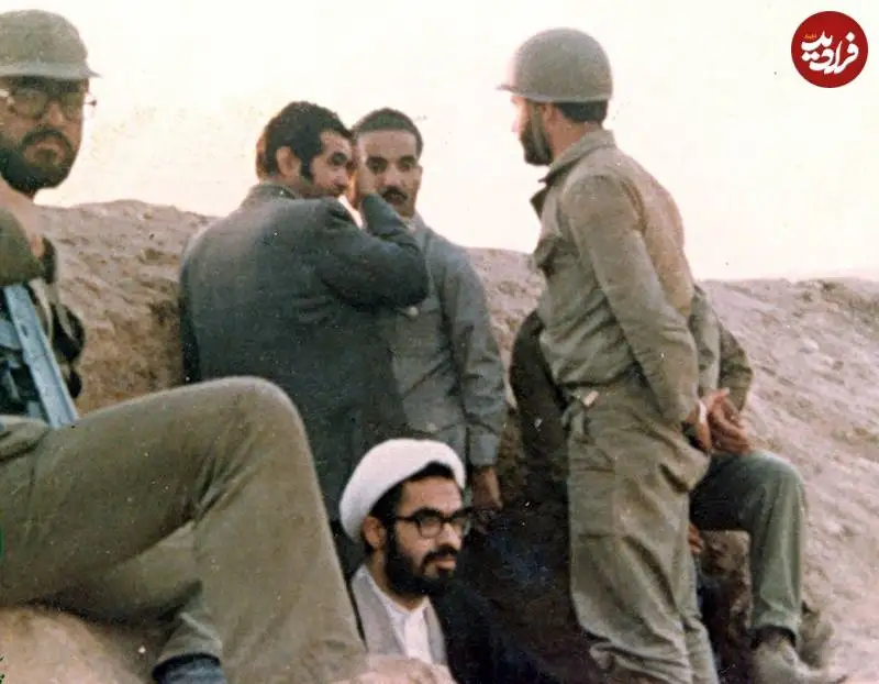 عکس؛ سفر به تاریخ؛ «شهید محمد منتظری» در کنار «شهید رجایی» پشت خاکریز در جبهه؛ سال 1359