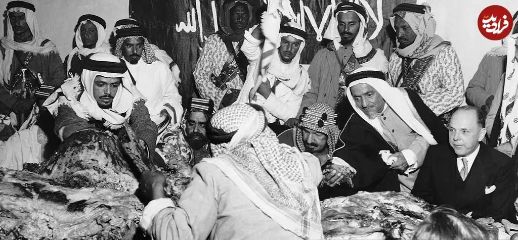 عکس؛ سفر در زمان؛ «پادشاه اول عربستان و اطرافیان در حال خوردن یک شتر کامل»؛ سال 1325