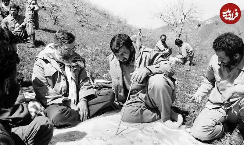 عکس؛ سفر به تاریخ؛ «محسن رضایی» در کنار «رهبر انقلاب» در حال بررسی نقشۀ عملیات؛ دهۀ 60