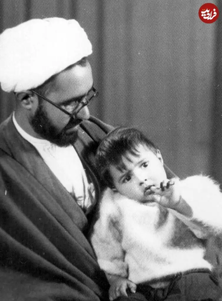 عکس؛ سفر در زمان؛ «آیت الله مطهری در کنار اولین فرزندش در کودکی»؛ دهه 30