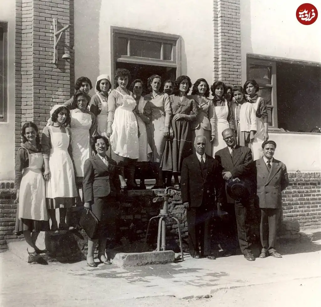 عکس؛ سفر به تاریخ؛ دخترهای دبیرستان ثریا بعد از «کلاس خانه داری»؛ سال 1322