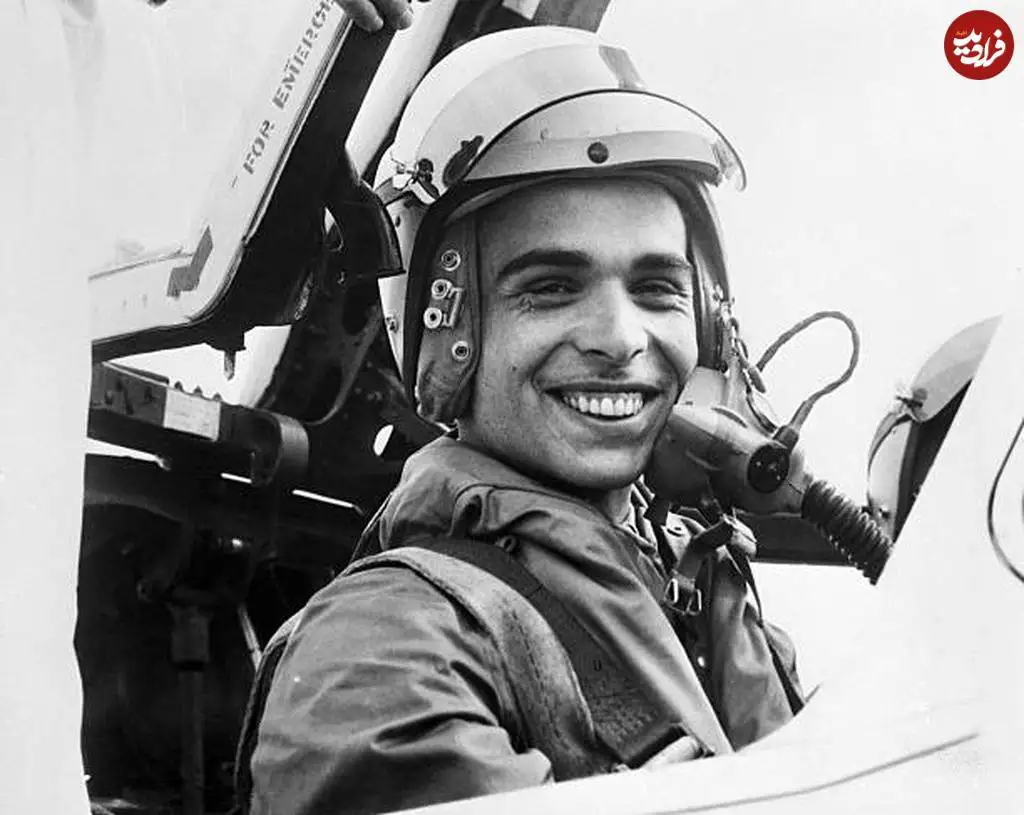 عکس؛ سفر در زمان؛ «ملک حسین، پادشاه اردن در حال خلبانی با جنگنده»؛ سال 1334