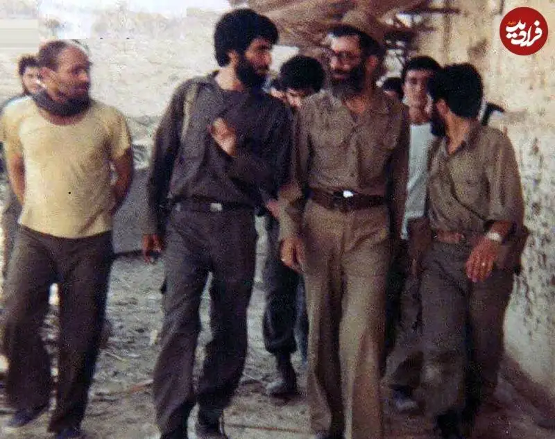 عکس؛ سفر به تاریخ؛ «شهید محمد جهان آرا» در کنار «رهبر انقلاب» در جبهه؛ سال 1359