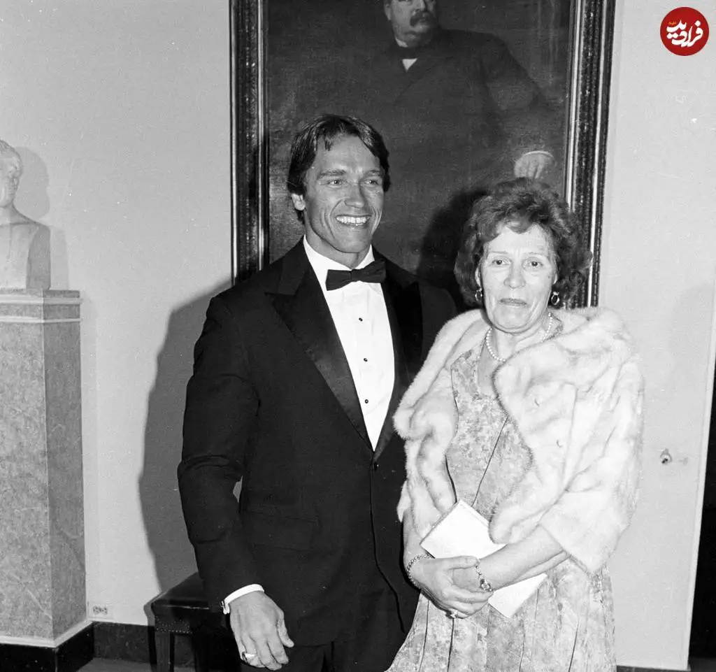 عکس؛ سفر در زمان؛ «آرنولدِ 38 ساله در کنار مادرش در کاخ سفید»؛ سال 1364