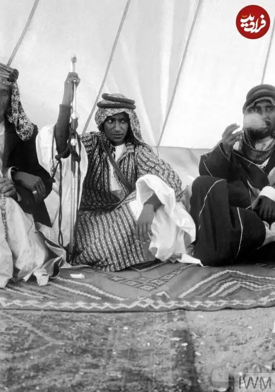 عکس؛ سفر به تاریخ؛ چهرۀ «لورنس عربستان» با لباس عربی و شمشیر در یک خیمه