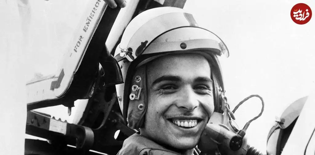 عکس؛ سفر در زمان؛ «ملک حسین، پادشاه اردن در حال خلبانی با جنگنده»؛ سال 1334