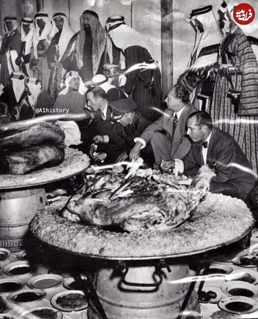 عکس؛ سفر در زمان؛ «پادشاه دوم عربستان و مهمانان خارجی در حال خوردن دو شتر؛ سال 1334