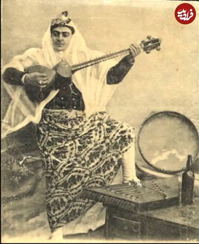 عکس؛ سفر به عصر قاجار؛ ژست جالب زن نوازندۀ عصر قاجار با تار و سنتور؛ یک قرن قبل