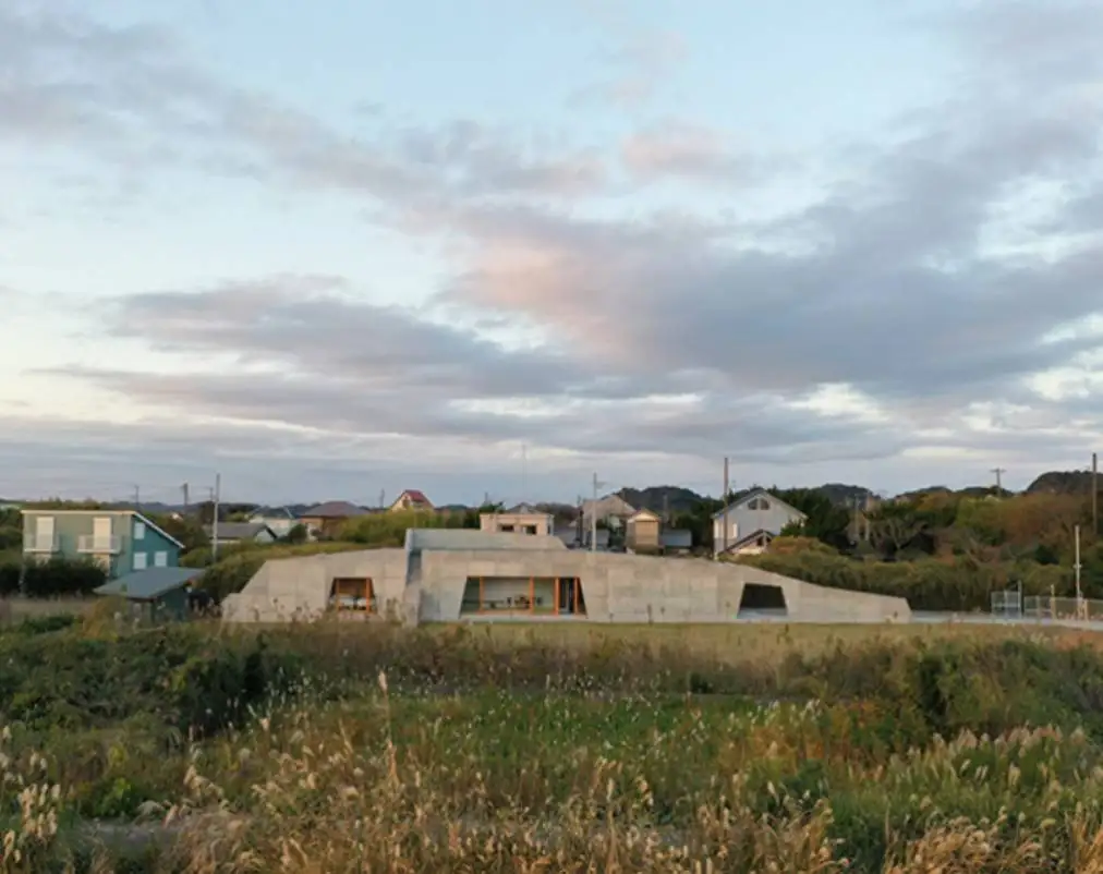 تصاویر؛ معماری متفاوت یک «ویلای بتنی» در سواحل ژاپن