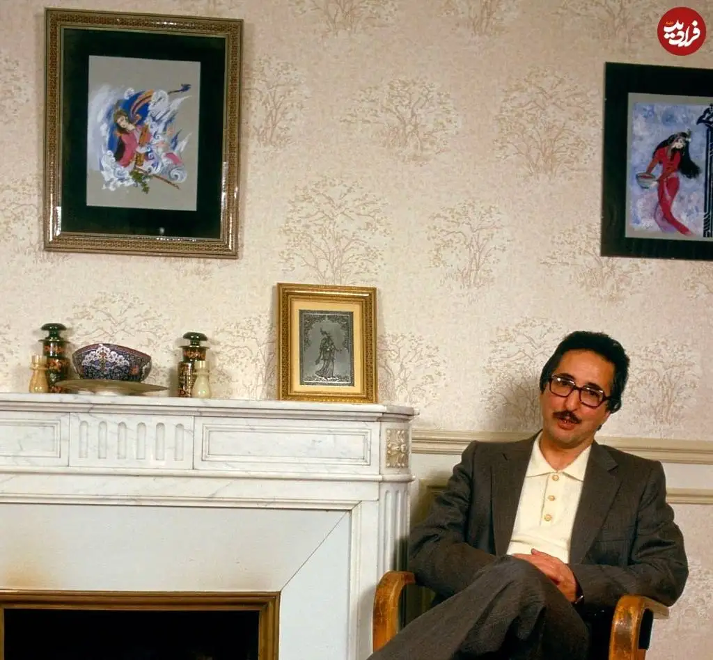 عکس؛ سفر در زمان؛ «ژست بنی صدر در پذیرایی خانه اش در تهران»؛ سال 58