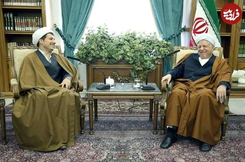 عکس؛ سفر به تاریخ؛ دیدار «هاشمی رفسنجانی» با بازیگر نقش خودش در سریال «معمای شاه»؛ سال 1394