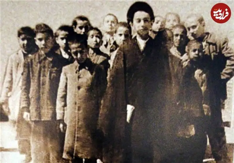 عکس؛ سفر به تاریخ؛ «رهبر انقلاب» در 12 سالگی بعد از برگزاری جلسۀ آموزش قرآن