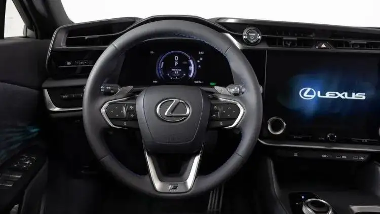 عکس؛ شاسی بلند 2026 لکسوس رونمایی شد؛ قدرتمندتر و جذاب تر با گیربکس دستی