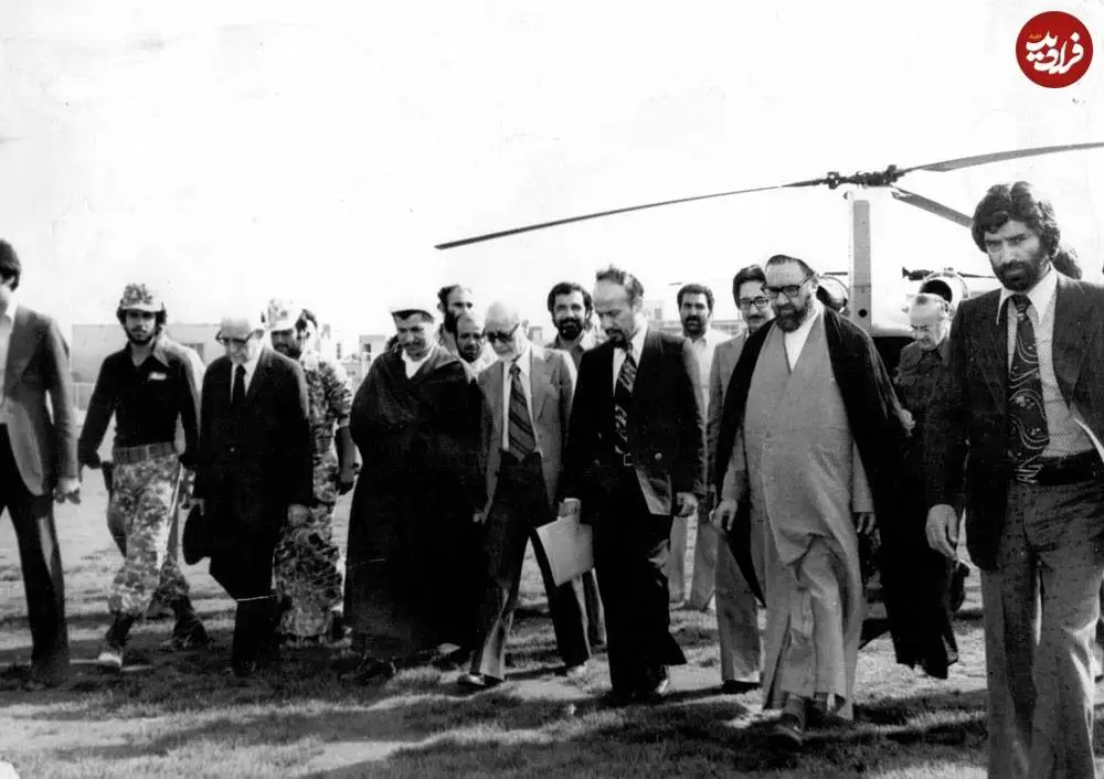 عکس؛ سفر در زمان؛ «هاشمی رفسنجانی در کنار مطهری، بازرگان و بنی صدر در سفر قم»؛ سال 57