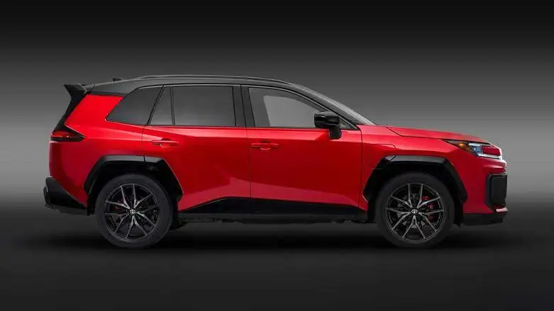 تصاویر؛ این تویوتا فقط در رنگ قرمز و سقف مشکی عرضه می شود