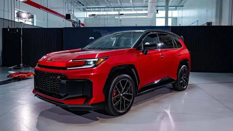 تصاویر؛ این تویوتا فقط در رنگ قرمز و سقف مشکی عرضه می شود