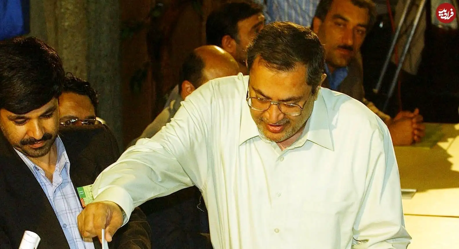 عکس؛ سفر در زمان؛ «سعید حجاریان در حال رای دادن  در انتخابات»؛ سال 1384