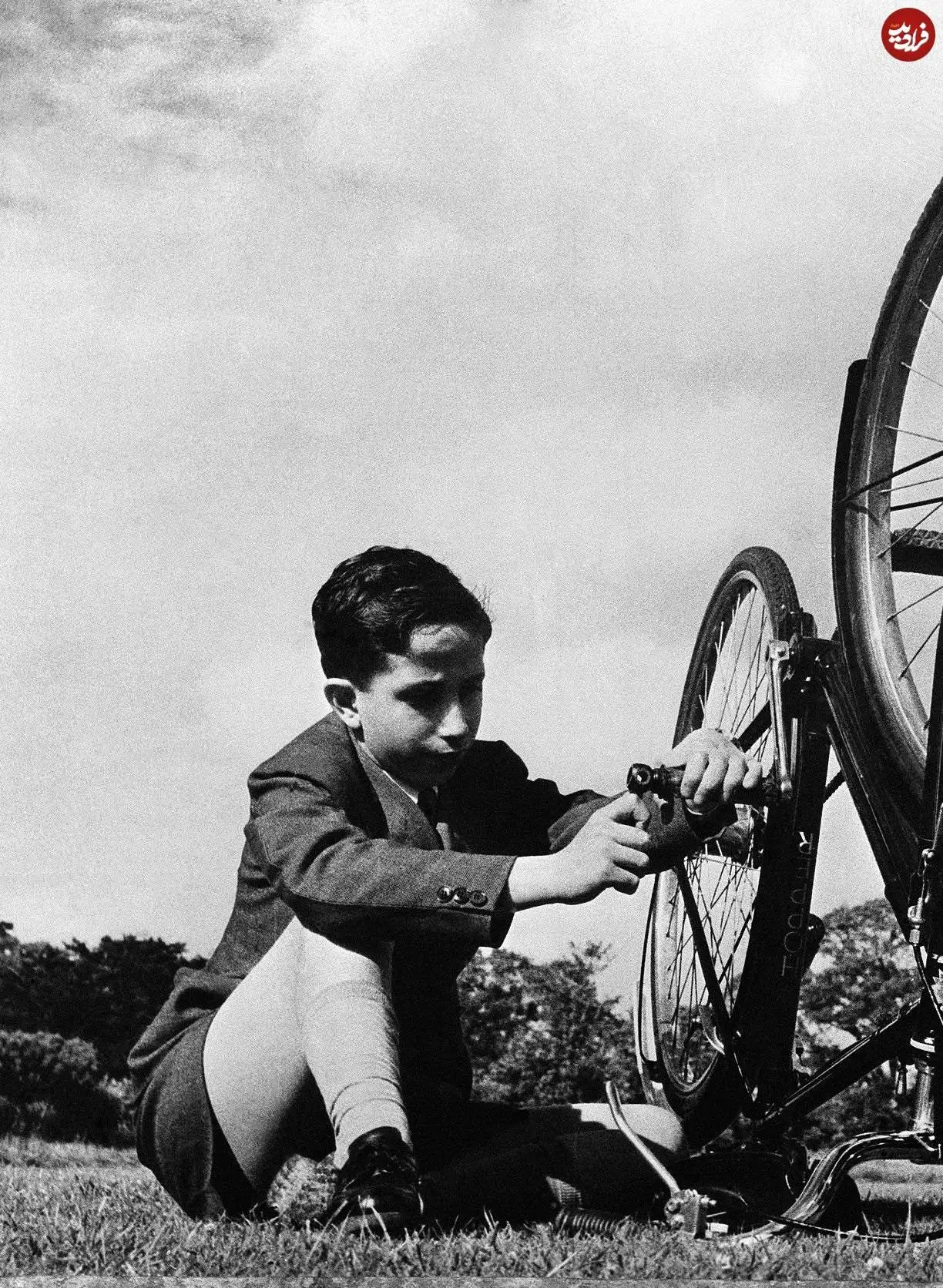 عکس؛ سفر در زمان؛ «آخرین پادشاه عراق در حال تعمیر دوچرخه اش»؛ سال 1324