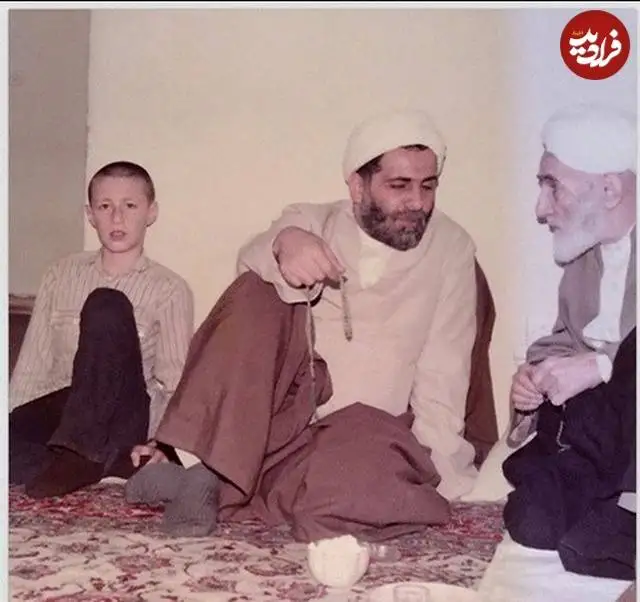عکس؛ سفر به تاریخ؛ «سید حسن خمینی» نوجوان با موهای تراشیده در کنار «ناطق نوری»؛ دهۀ 1360