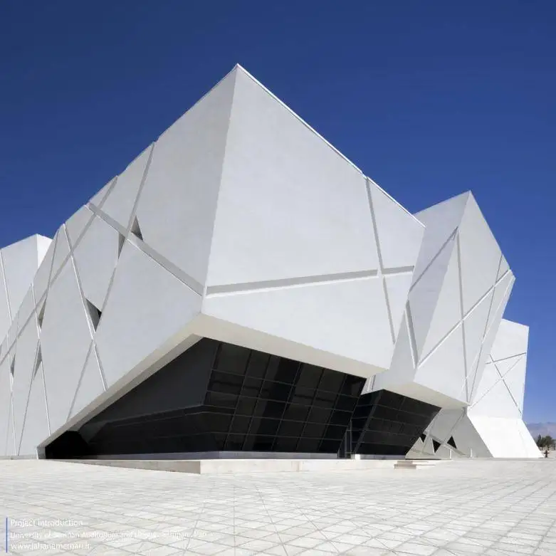 تصاویر؛ معماری آوانگارد آمفی تئاتر و کتابخانه مرکزی دانشگاه سمنان با الهام از هنر ایرانی 